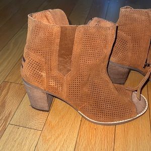 Tom’s open-toed booties